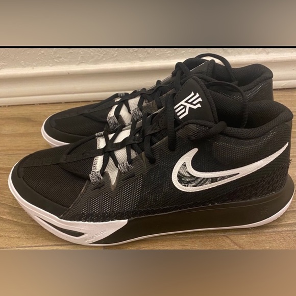 NWOT Nike Kyrie Flytrap6  Size 9
DM1125-001 - Picture 3 of 12